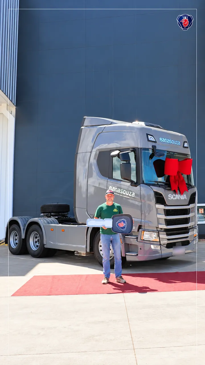 Empresário recebe a chave de um cavalo mecânico Scania R 450 cinza